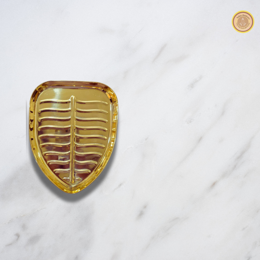 Brass leaf shape tray (Medium size)